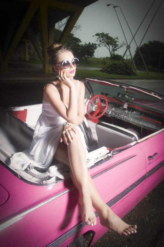 Девушка в розовом кабриолете